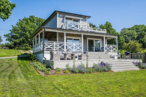 Exclusive tranquil villa by the sea, boat available
